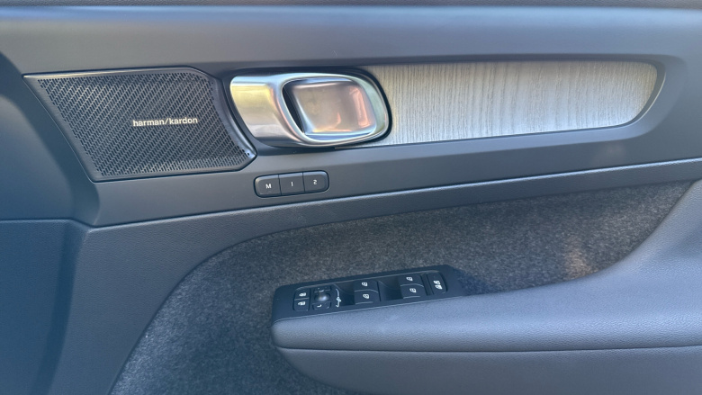 Volvo XC40 2.0 B4P Ultra Dark 5dr Auto Petrol Estate